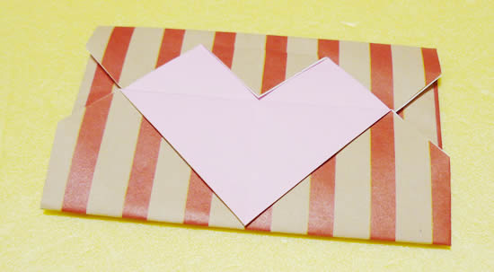 柄入り折り紙と2枚でつくったハートの封筒
