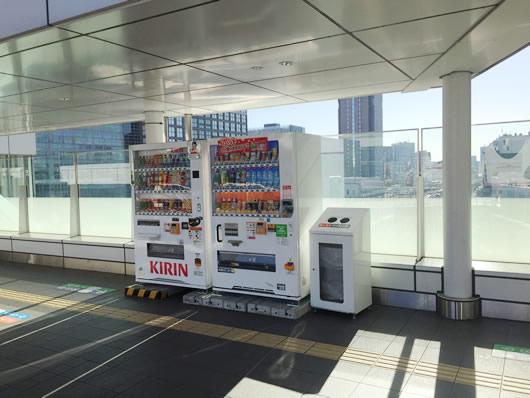 バスタ新宿4F　バス乗車口の近くにも自動販売機