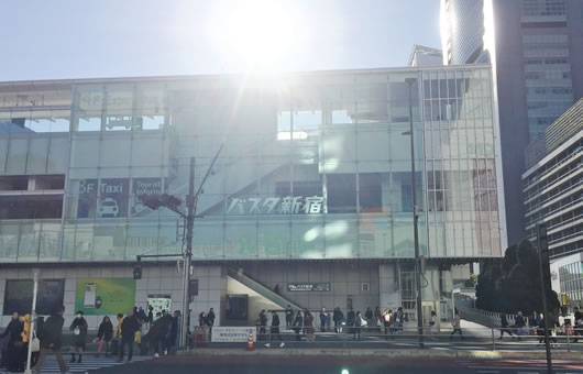 新宿駅 甲州街道改札から見たバスタ新宿 